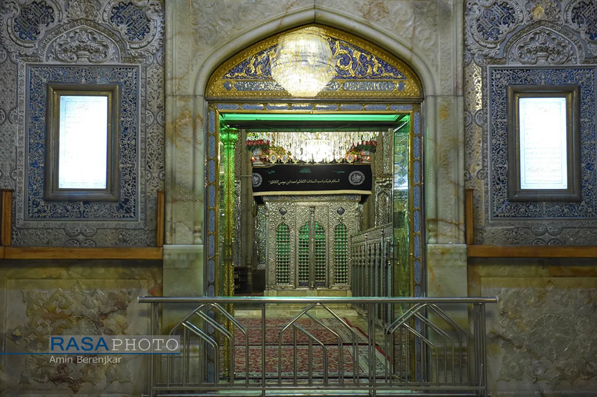 آیین لاله گردانی شب شام غریبان شهادت امام رضا(ع) در شیراز&lrm;
