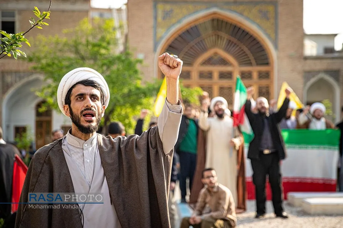 تجمع طلاب مدرسه علمیه مروی تهران در حمایت از عملیات نیروهای مسلح