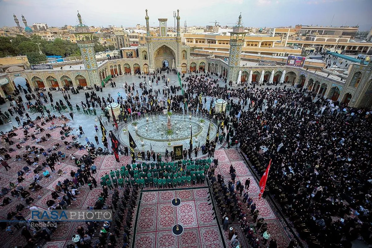 آیین تعویض پرچم گنبد مطهر حرم حضرت فاطمه معصومه (سلام&zwnj;الله&zwnj;علیها)