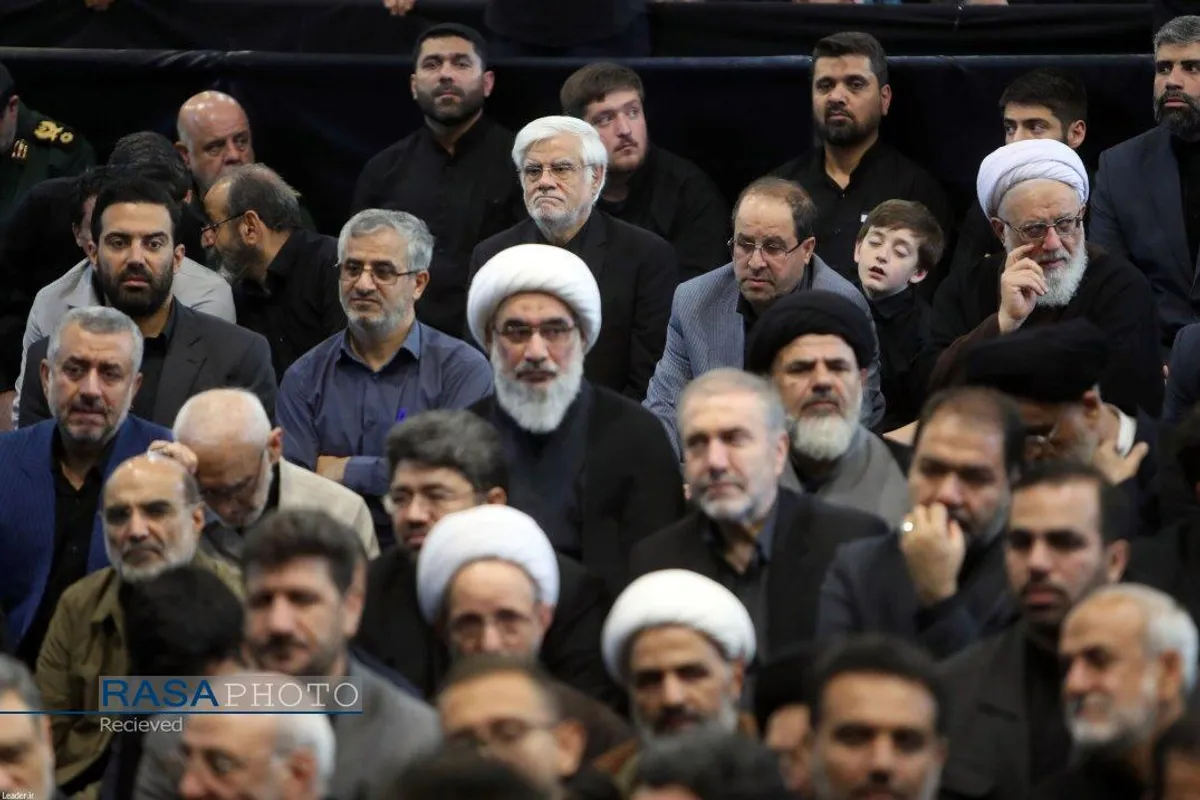 اقامه نماز توسط رهبر معظم انقلاب بر پیکر شهدای خدمت