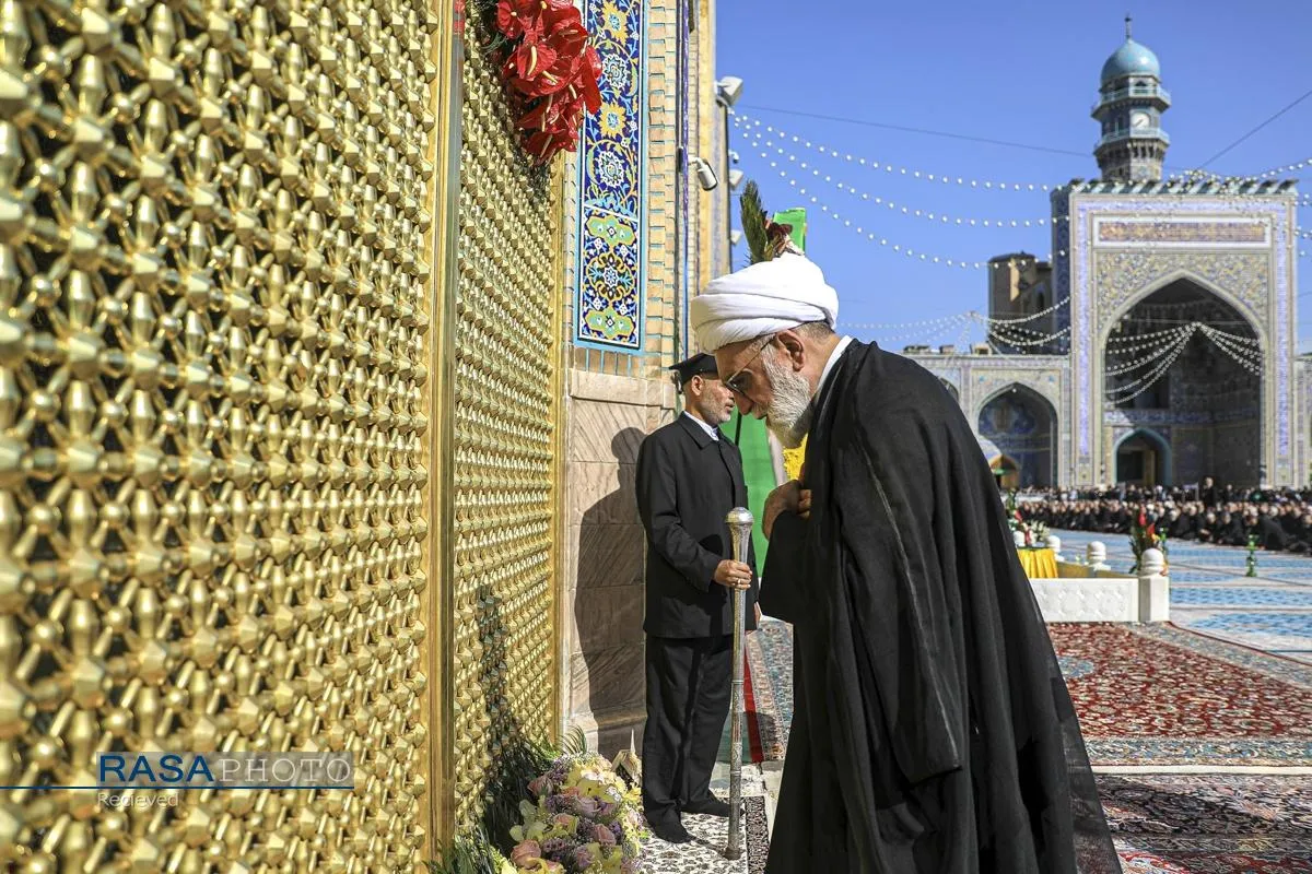 آیین تعویض پرچم گنبد منور رضوی در روز میلاد حضرت امام رضا (علیه&zwnj;السلام)