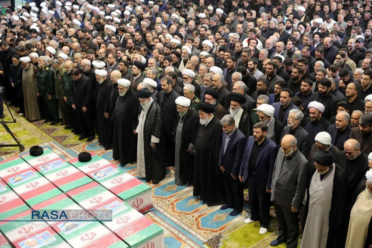 اقامه نماز توسط رهبر معظم انقلاب بر پیکر شهدای خدمت