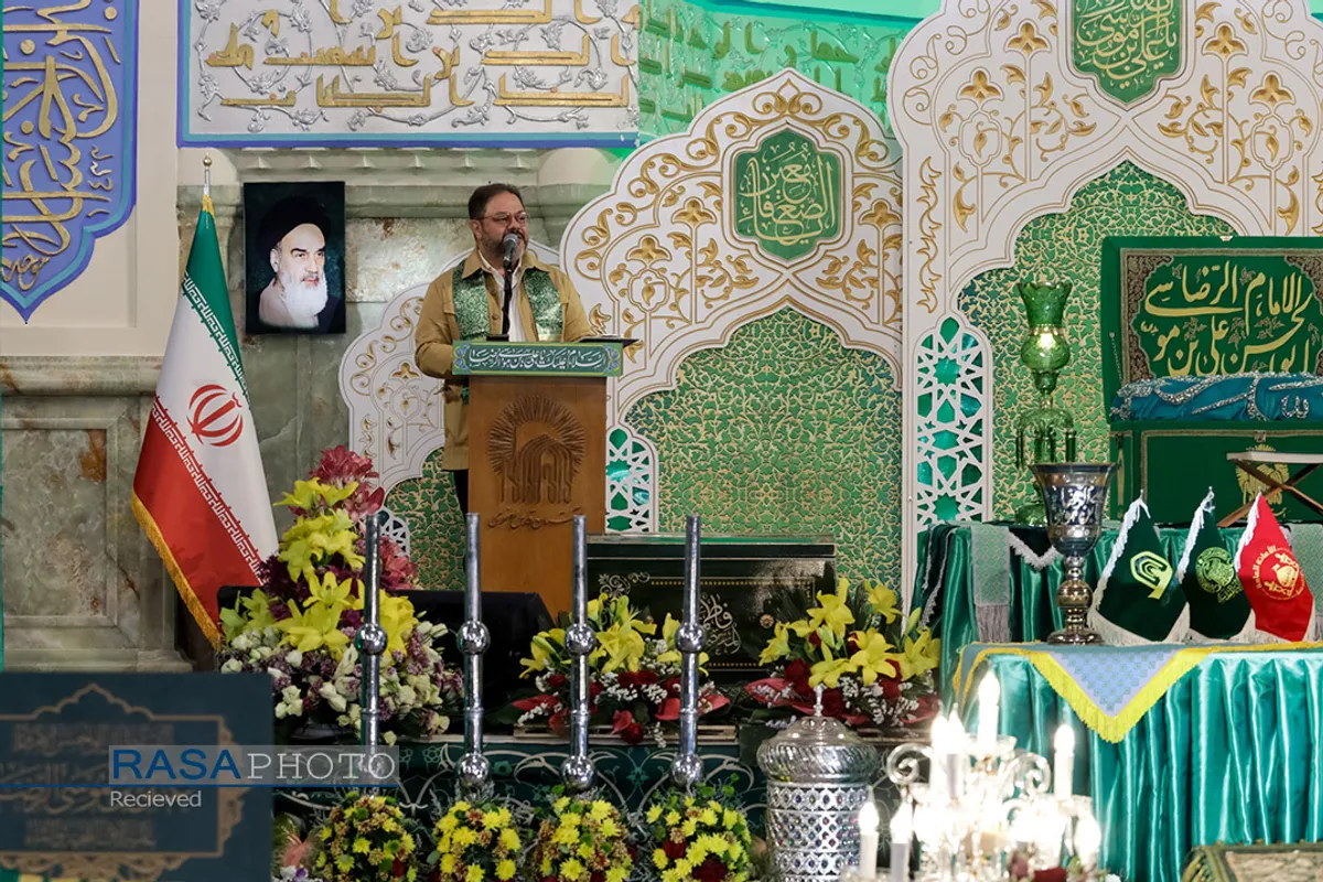 آیین تعویض پرچم گنبد منور رضوی در روز میلاد امام رضا(علیه&zwnj;السلام)