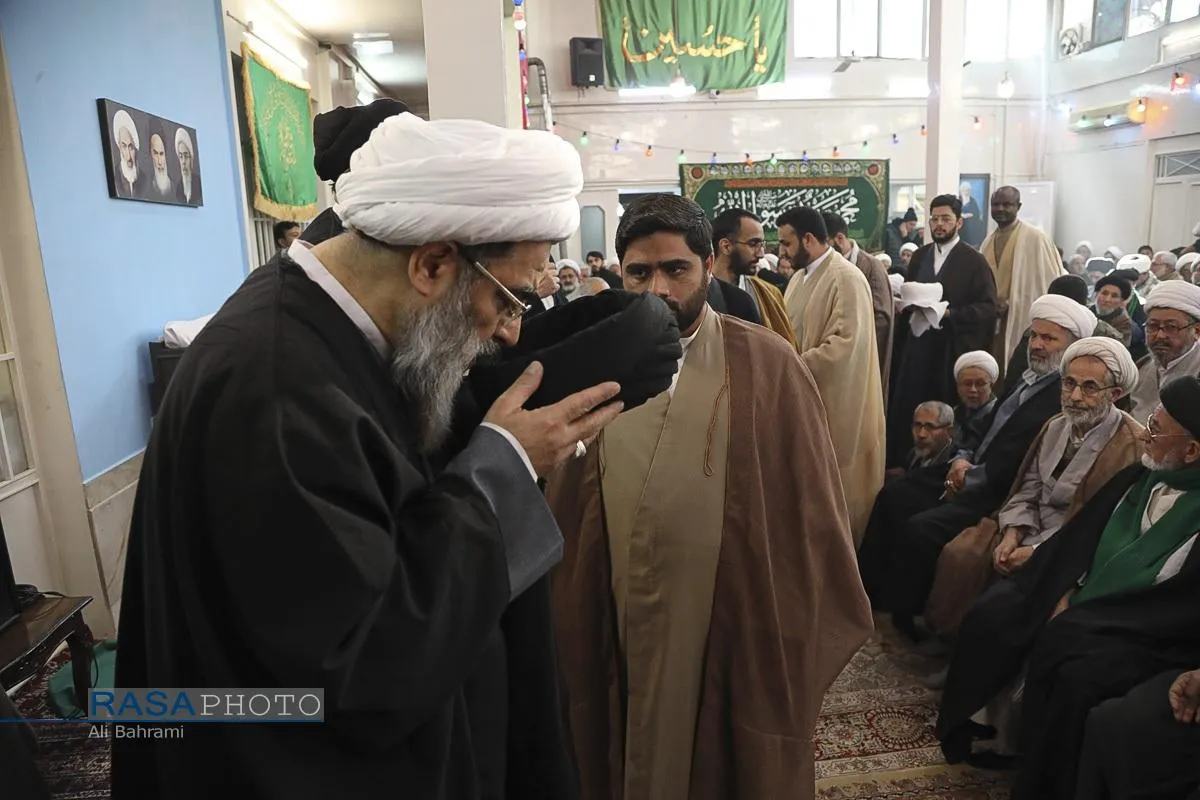 مراسم عمامه گذاری جمعی از طلاب حوزه علمیه قم در روز مبعث