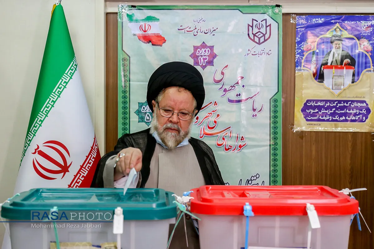 حضور آیت الله حسینی قزوینی در پای صندوق رای