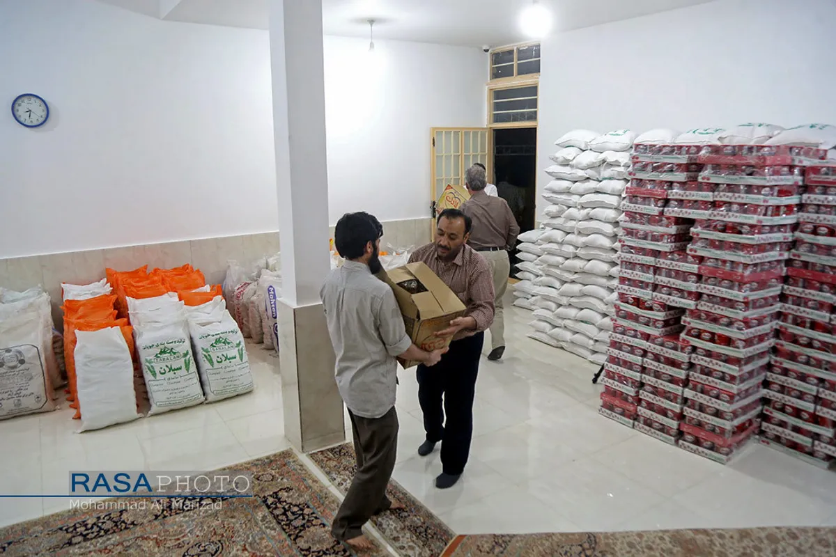 بسته بندی و توزیع ۱۵۰۰ بسته اقلام غذایی و بهداشتی در میان نیازمندان قم