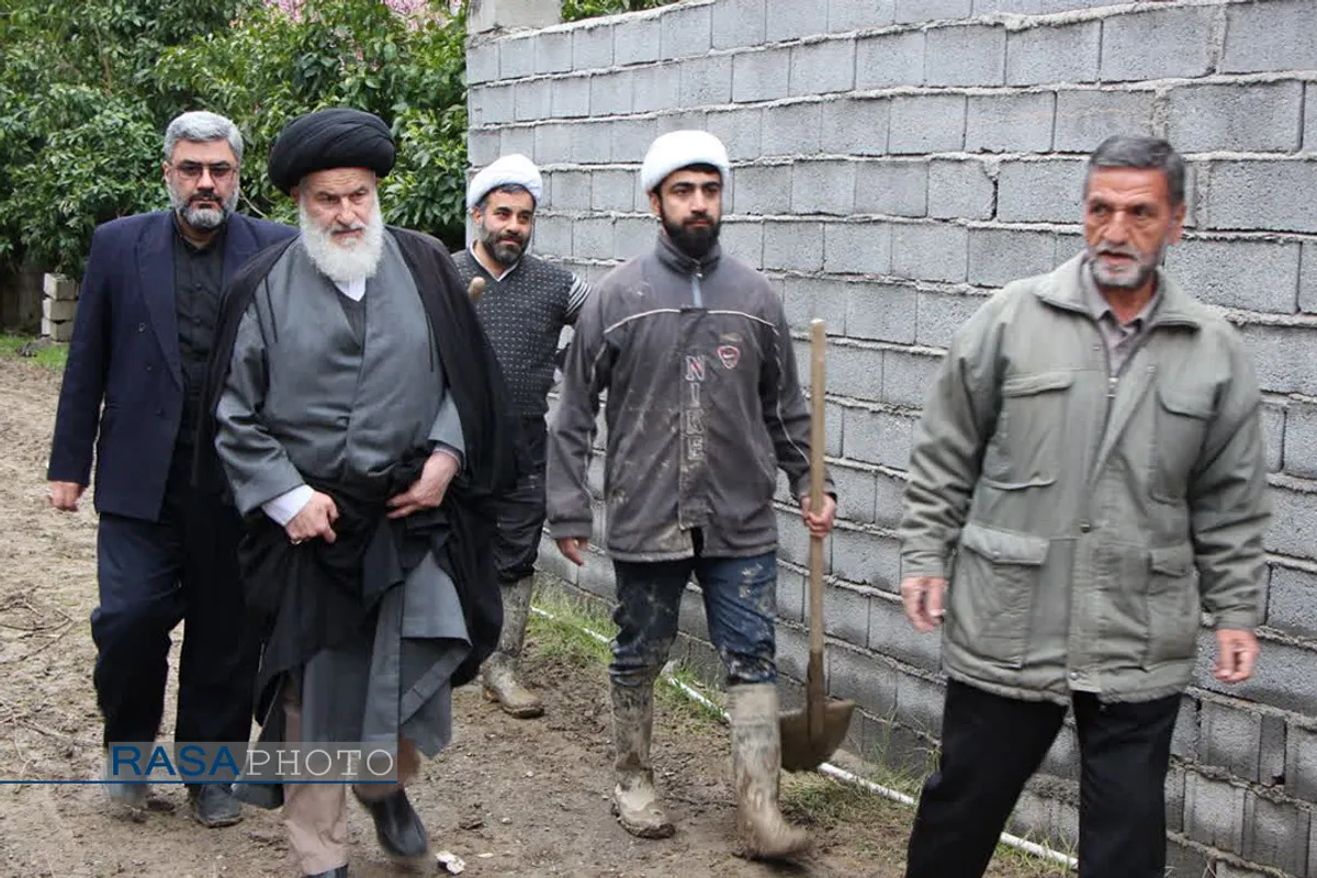آیت الله توکل نماینده مردم مازندران در مجلس خبرگان رهبری، حجت الاسلام حسن روحانی امام جمعه بابل، حجت الاسلام شکریان رئیس سازمان تبلیغات اسلامی با حضور در مناطق سیل زده مازندران از روند امداد رسانی به سیل زدگان بازدید کردند.