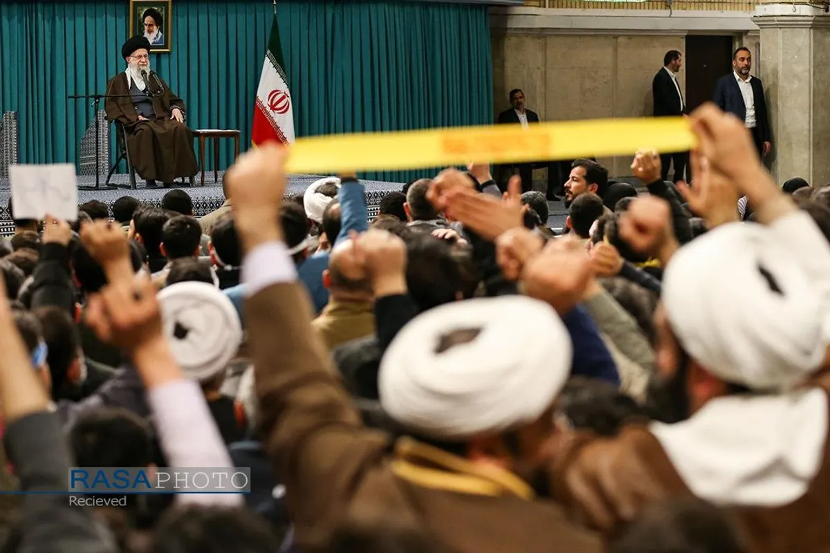 دیدار جمعی از رأی اولی&zwnj;ها و خانواده&zwnj;های شهدا با رهبر انقلاب