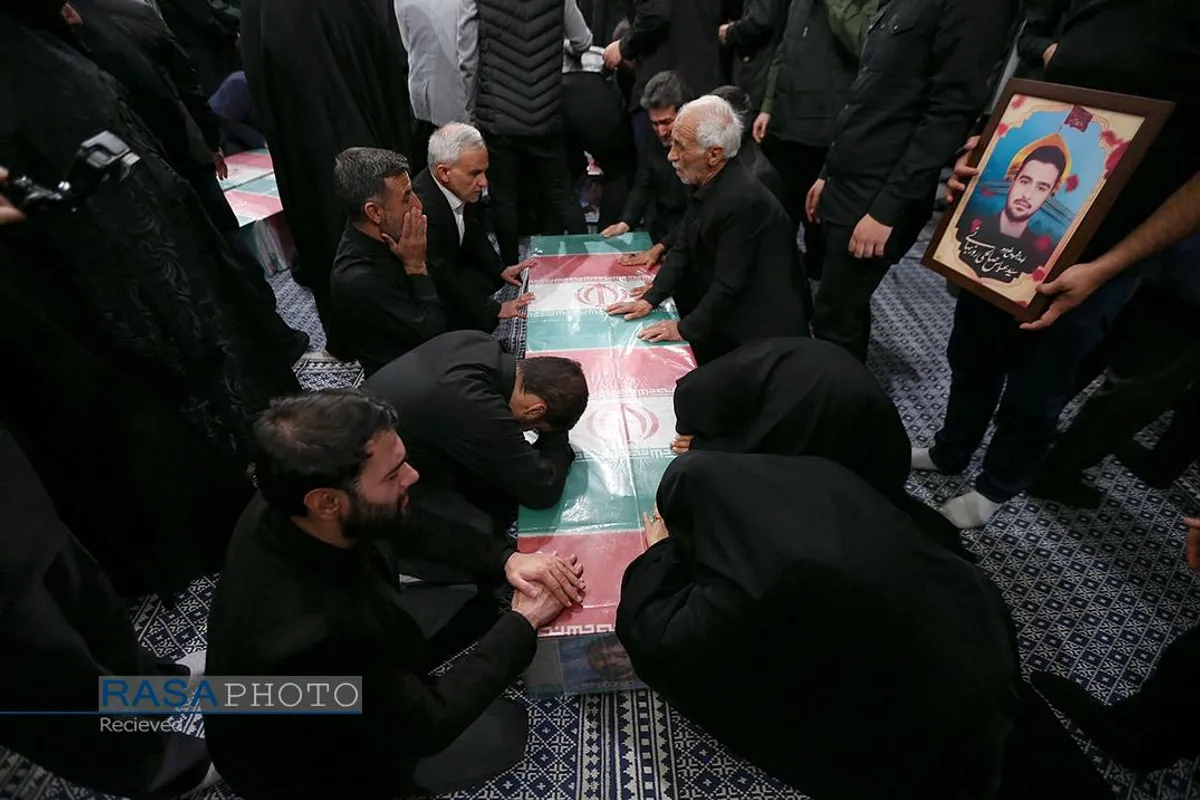 اقامه نماز توسط مقام معظم رهبری بر پیکر هفت شهید راه قدس