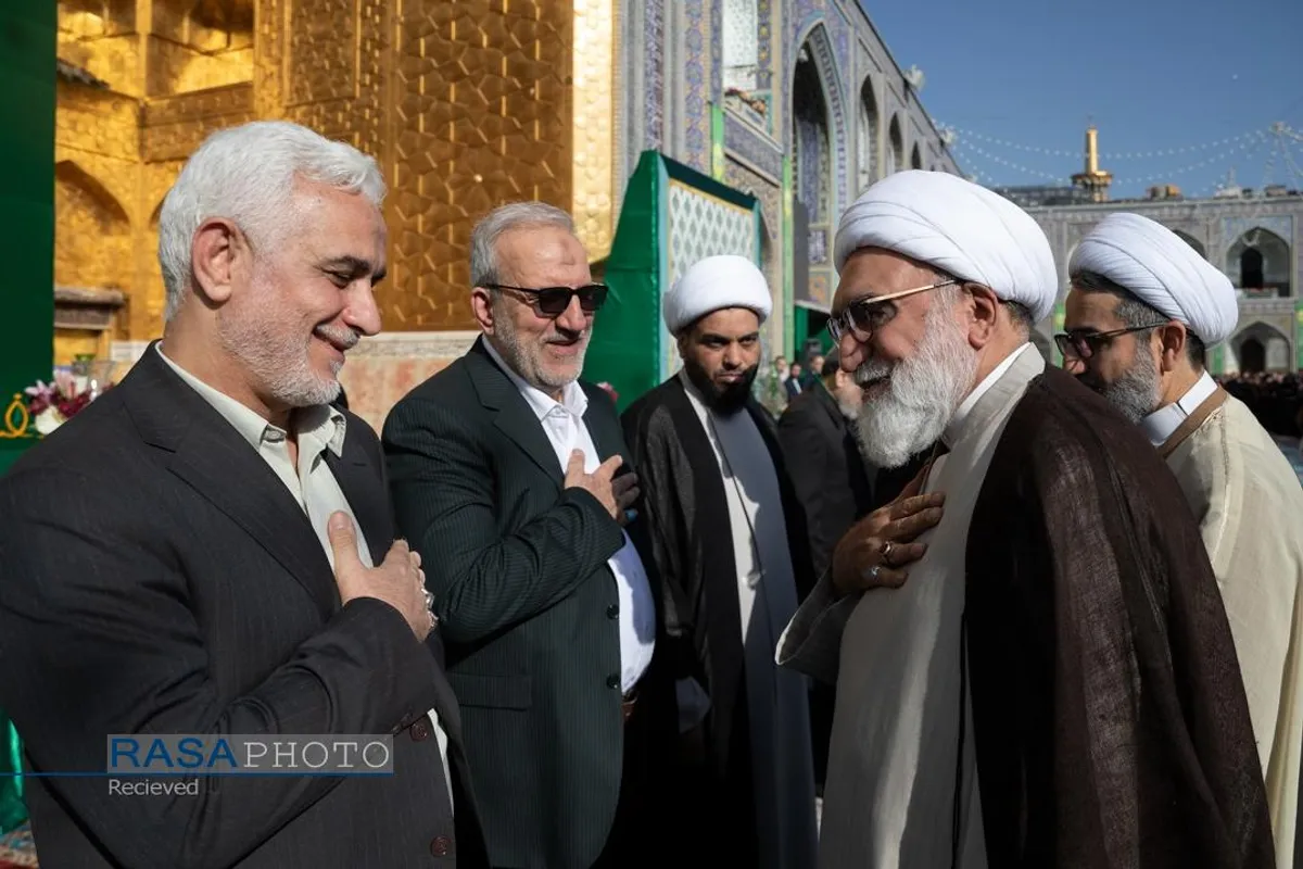 آیین تعویض پرچم گنبد منور رضوی در روز میلاد امام رئوف (ع)