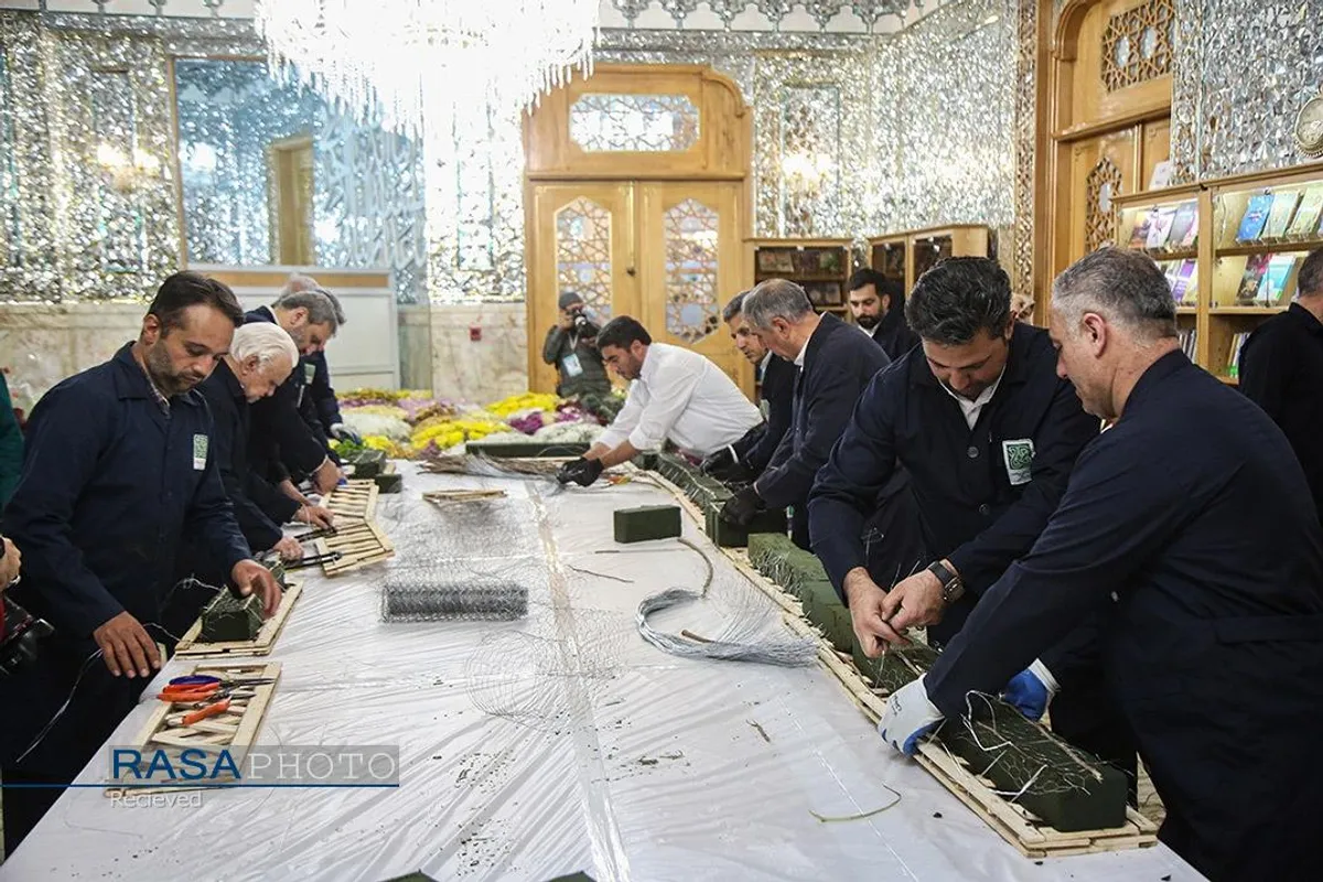 آیین گل آرایی ضریح مطهر کریمه اهل&zwnj;بیت(س) به مناسبت دهه کرامت