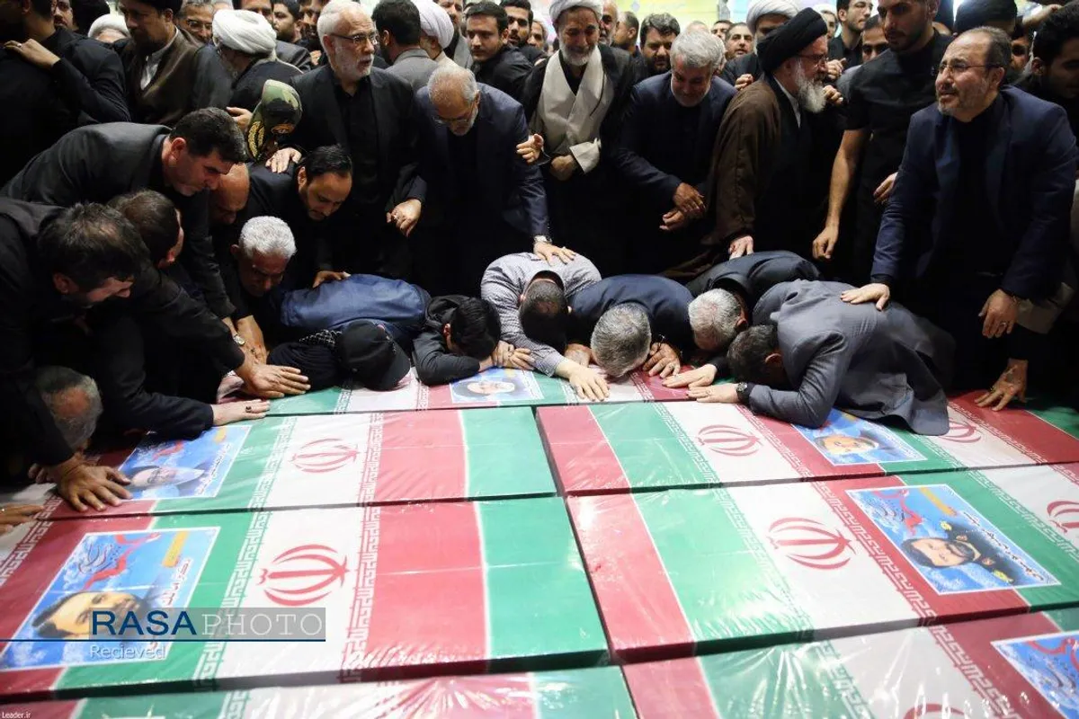 اقامه نماز توسط رهبر معظم انقلاب بر پیکر شهدای خدمت