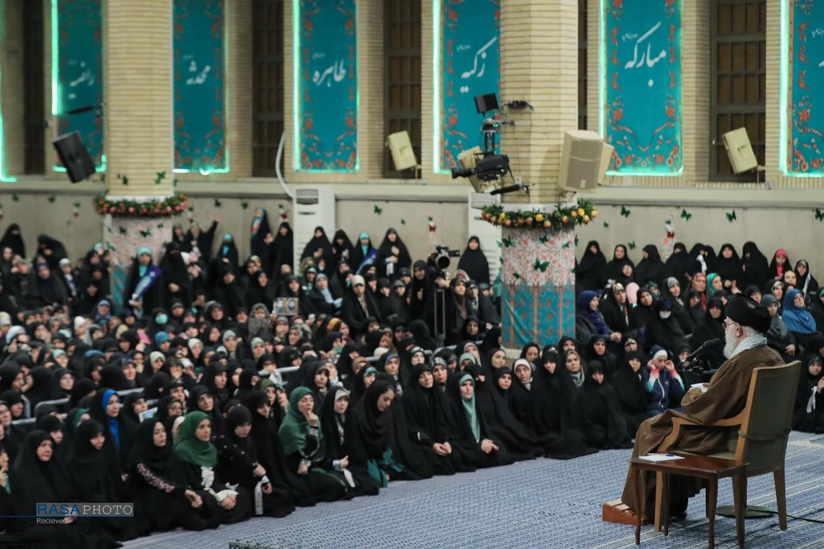 دیدار هزاران نفر از زنان و دختران با رهبر انقلاب