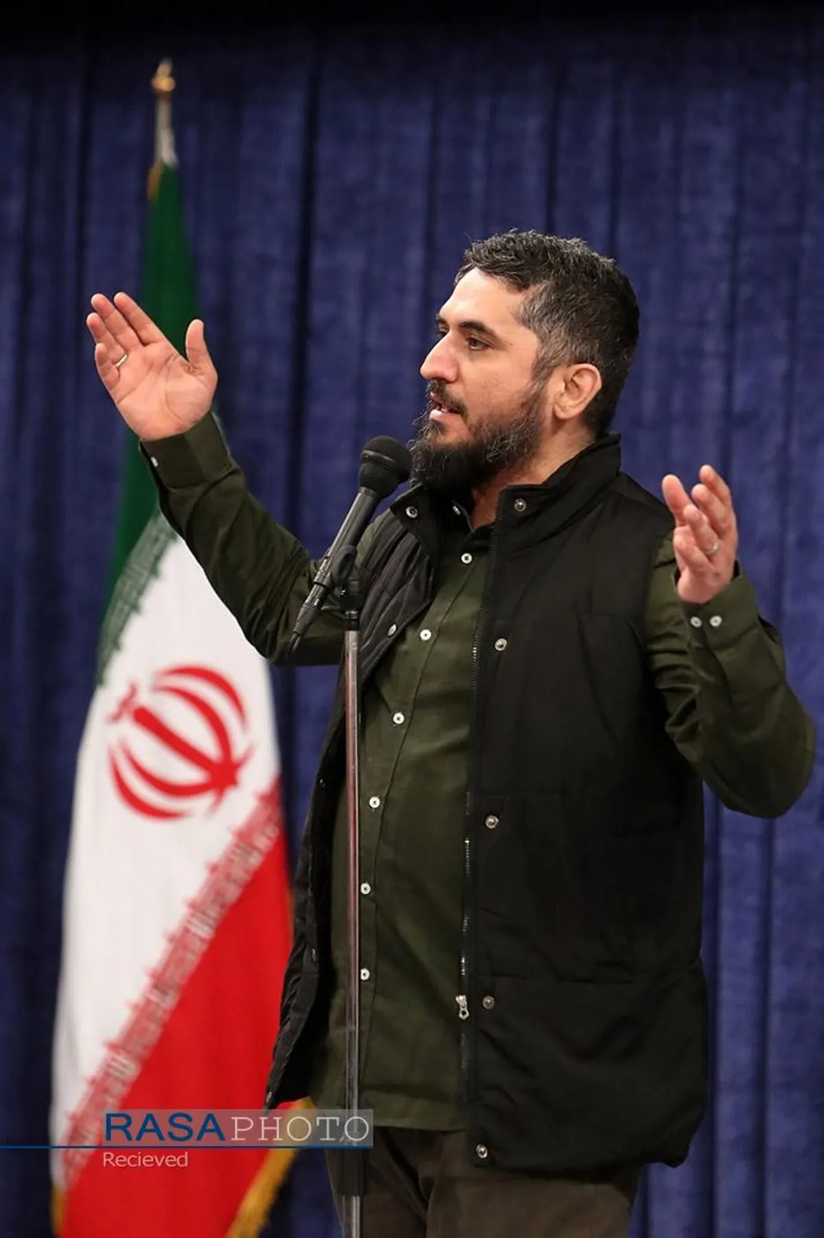 اقامه نماز توسط مقام معظم رهبری بر پیکر هفت شهید راه قدس