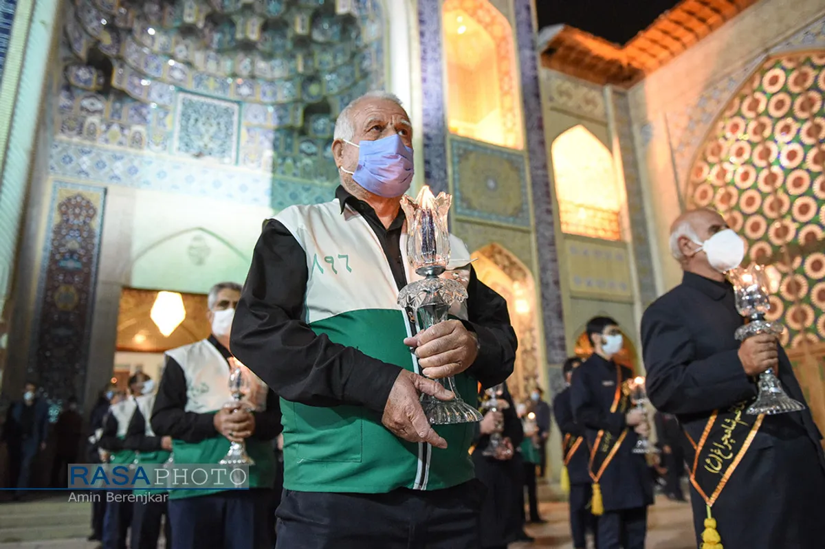 آیین لاله گردانی شب شام غریبان شهادت امام رضا(ع) در شیراز&lrm;