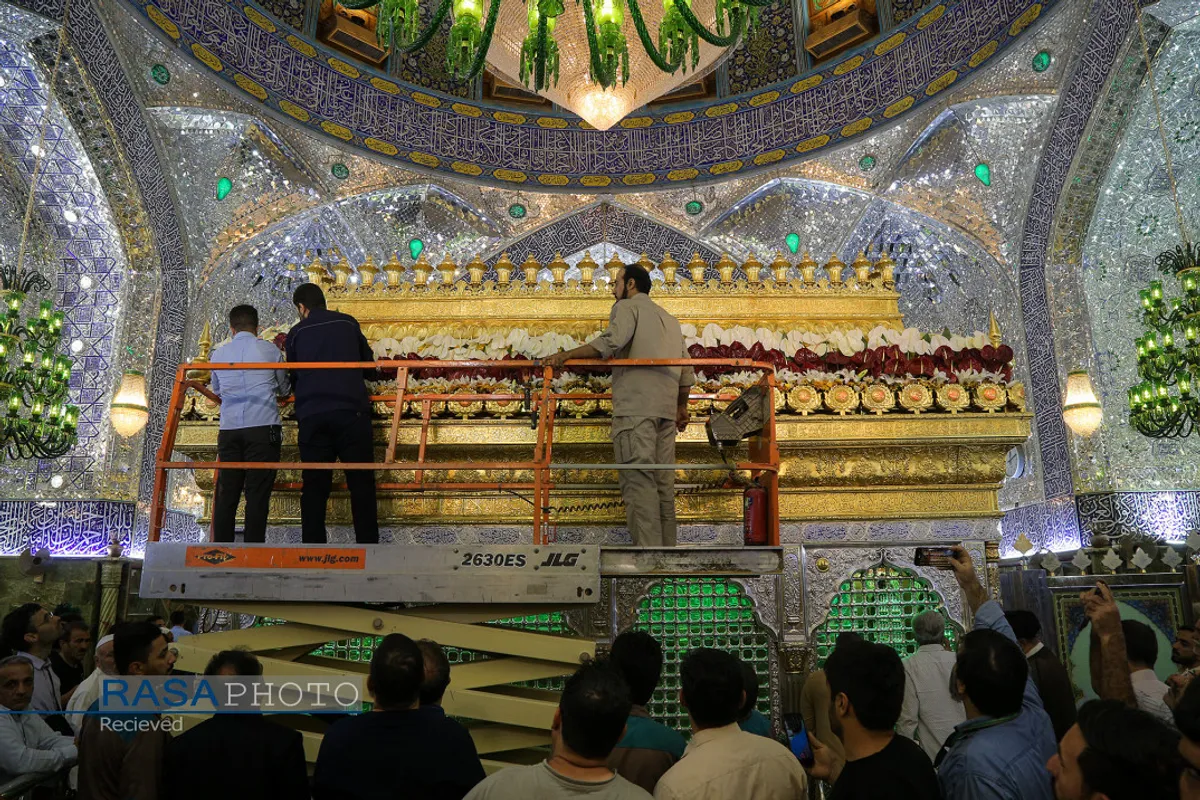 "گل آرایی ضریح مطهر حرم امام علی ع در آستانه عید بزرگ غدیر"