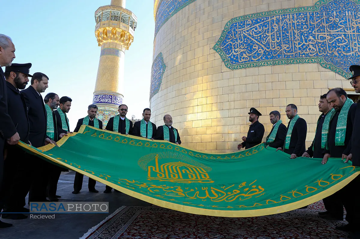 آیین تعویض پرچم گنبد منور رضوی در روز میلاد امام رضا(علیه&zwnj;السلام)