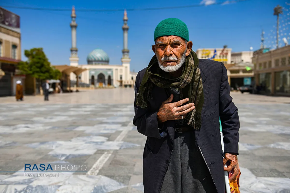 در&zwnj;های حرم مطهر حضرت معصومه (سلام الله علیها) از ۲۶ اسفند ۱۳۹۸ به روی زائران بسته شد. اکنون شاهد جلوه&zwnj;های زیبای کمتر دیده شده، از ابراز ارادت به محبان خاندان پیامبر هستیم.