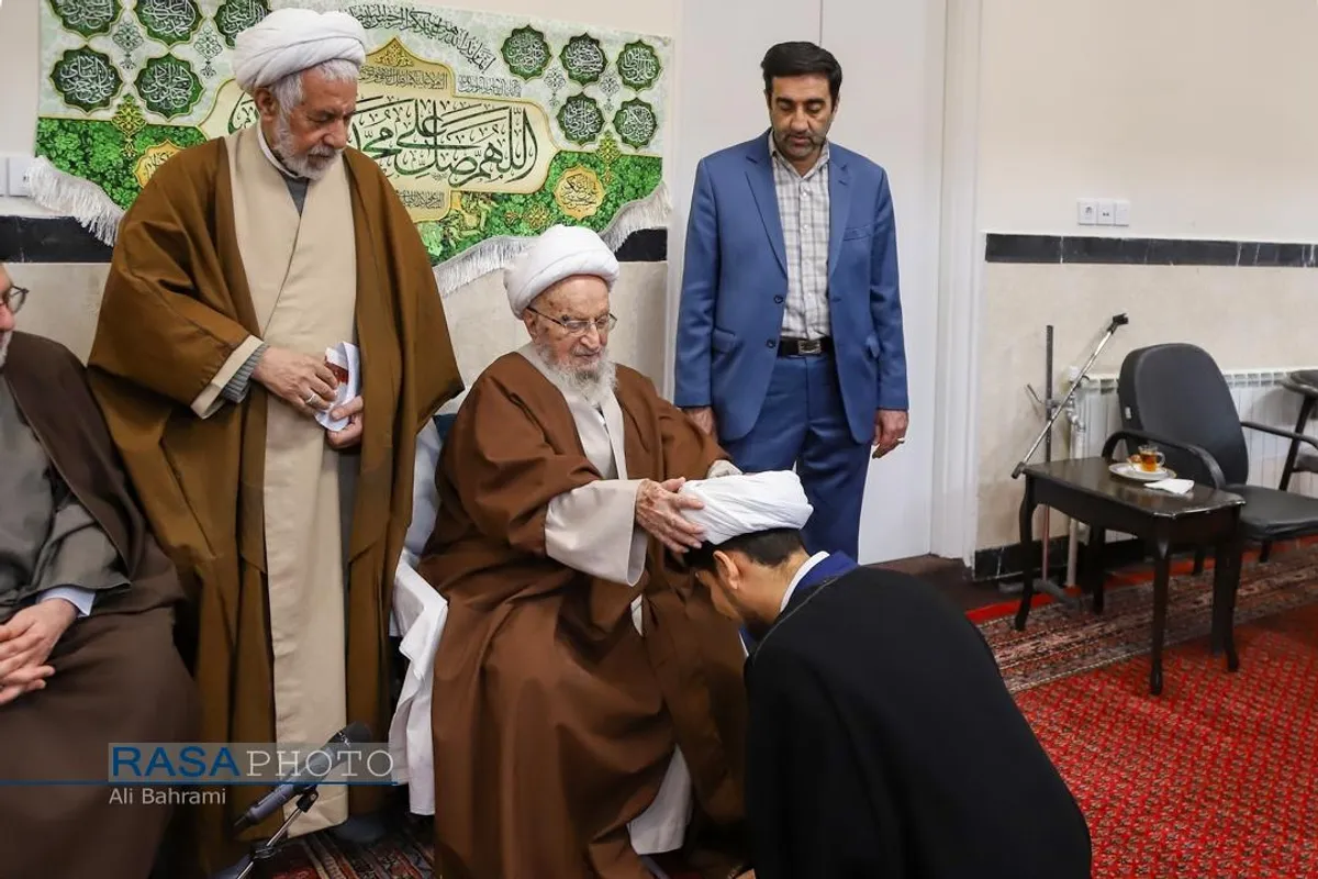 جشن روز مبعث و عمامه&zwnj;گذاری تعدادی از طلاب حوزه علمیه قم در بیوت مراجع تقلید