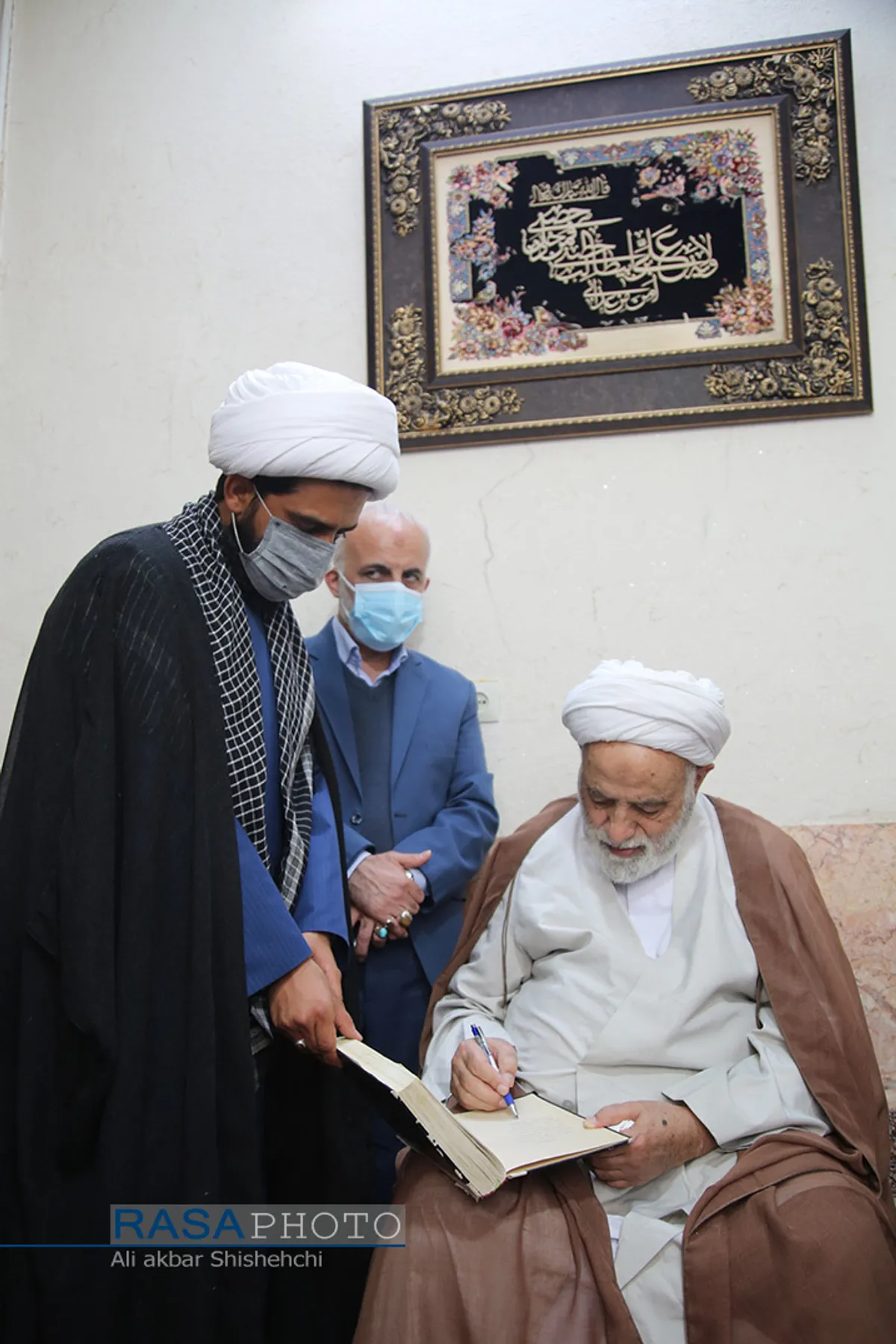 دیدار حجت الاسلام والمسلمین قرائتی با خانواده شهدای روحانی حرم رضوی