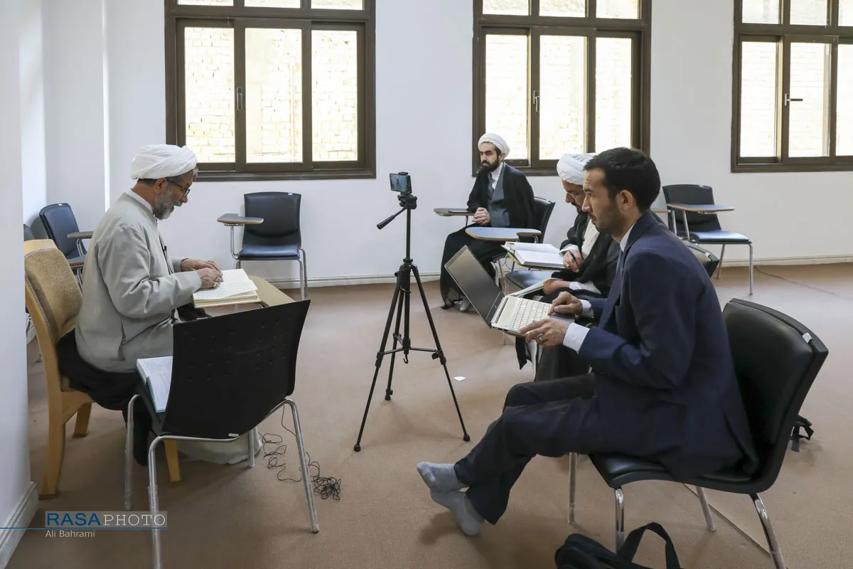 جلسه درس اصول کافی با تدریس حجت الاسلام والمسلمین حمید پارسانیا 