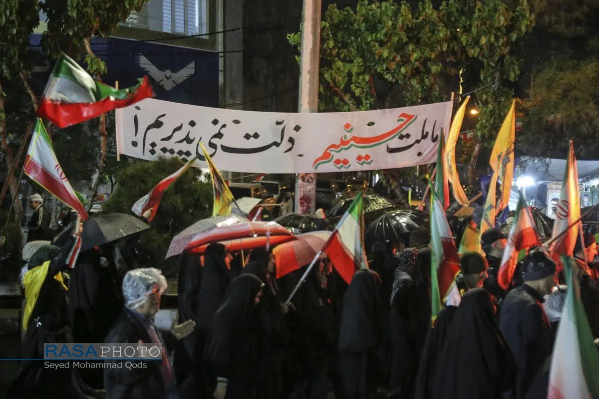 تجمع بارانی مردم قم در خونخواهی امام شهید
