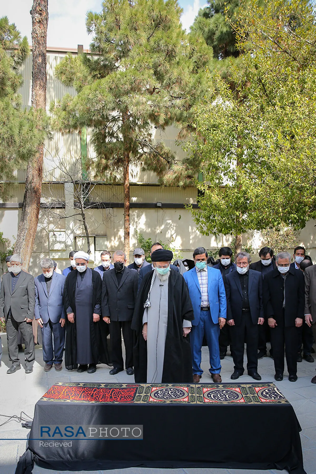 اقامه نماز رهبر انقلاب بر پیکر همسر شهید آیت&zwnj;الله مطهری