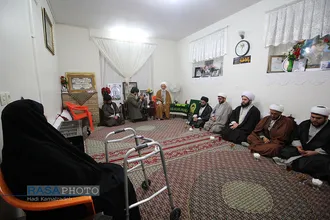 دیدار و تکریم خانواده شهدا با حضور جمعی از طلاب در بیرجند&lrm;
