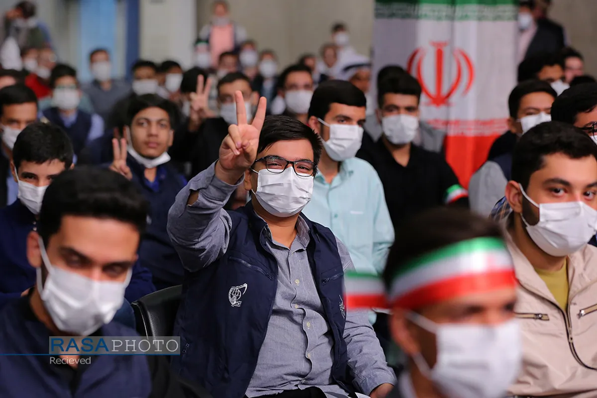 دیدار جمعی از دانش&zwnj;آموزان با مقام معظم رهبری1