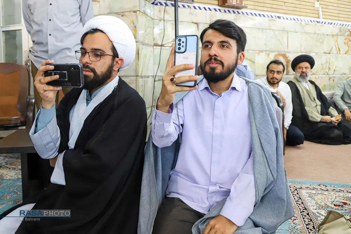 عمامه&zwnj;گذاری تعدادی از طلاب حوزه&zwnj;های علمیه در روز میلاد حضرت امام حسن عسکری (علیه&zwnj;السلام) توسط آیت الله شب&zwnj;زنده&zwnj;دار