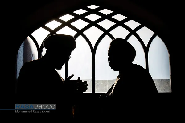 مقام معظم رهبری امام خامنه&zwnj;ای (حفظه&zwnj;الله):"اختلاف سلائق و اختلاف نظرات به مباحثه می انجامد، و مباحثه به کشف عرصه&zwnj;های جدید منتهی میشود"؛ بنابراین ما هیچ توصیه نمیکنیم که حتماً همه در همه&zwnj;ی مسائل یکسان فکر کنند؛ نه، اصلاً ممکن هم نیست و امکان ندارد. اختلاف در نظر و در سلیقه و در فکر و در فهم، خودش از اول خلقت بشر وسیله&zwnj;ای شده است برای پیشرفت انسان. اما با وجود آن اختلافاتی که وجود دارد، هماهنگی در حرکت لازم است. اگر کاروانی باشد، افراد کاروان بین خودشان اختلافاتی داشته باشند، بحثی داشته باشند، دعوائی داشته باشند، مباحثه&zwnj;ی علمی داشته باشند، مباحثه&zwnj;ی سیاسی داشته باشند، مباحثه&zwnj;ی در مسائل گوناگون و روزمره داشته باشند، با هم هم بحث کنند - این ایرادی ندارد - به نتیجه رسیدند، چه بهتر؛ به نتیجه هم نرسیدند، نرسیدند؛ ایرادی ندارد؛ اما این حرکتی که دارد انجام میگیرد، متوقف نشود. اینجور نباشد که این مباحثه موجب بشود که وسیله&zwnj;ی راهواری که زیر پایشان است، این را از کار بیندازند، مشغول مباحثه شوند؛ یا احیاناً بگویند حالا که در این مسئله&zwnj;ی علمی به نتیجه&zwnj;ی واحدی نرسیدیم، پس تو از آن راه برو، من از این راه؛ نه آقا، داریم میرویم؛ هدف مشخص است.۸۹/۱/۱۶