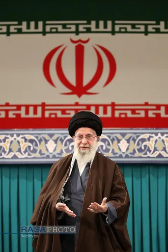 دیدار جمعی از رأی اولی&zwnj;ها و خانواده&zwnj;های شهدا با رهبر انقلاب