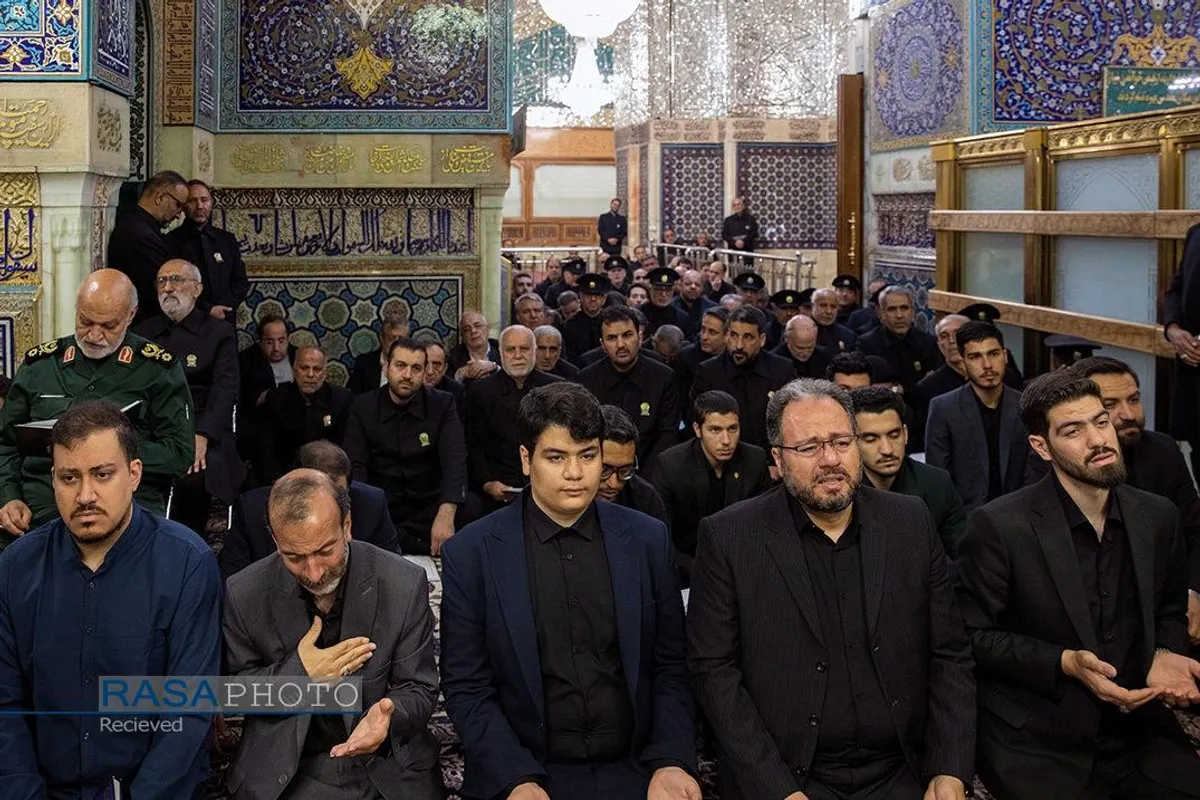 غبارروبی ضریح مطهر رضوی در آستانه دهه &laquo;ولایت و امامت&raquo;