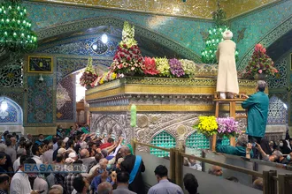 گل&zwnj;آرایی ضریح مطهر روضوی ویژه ولادت حضرت امام رضا (علیه السلام)