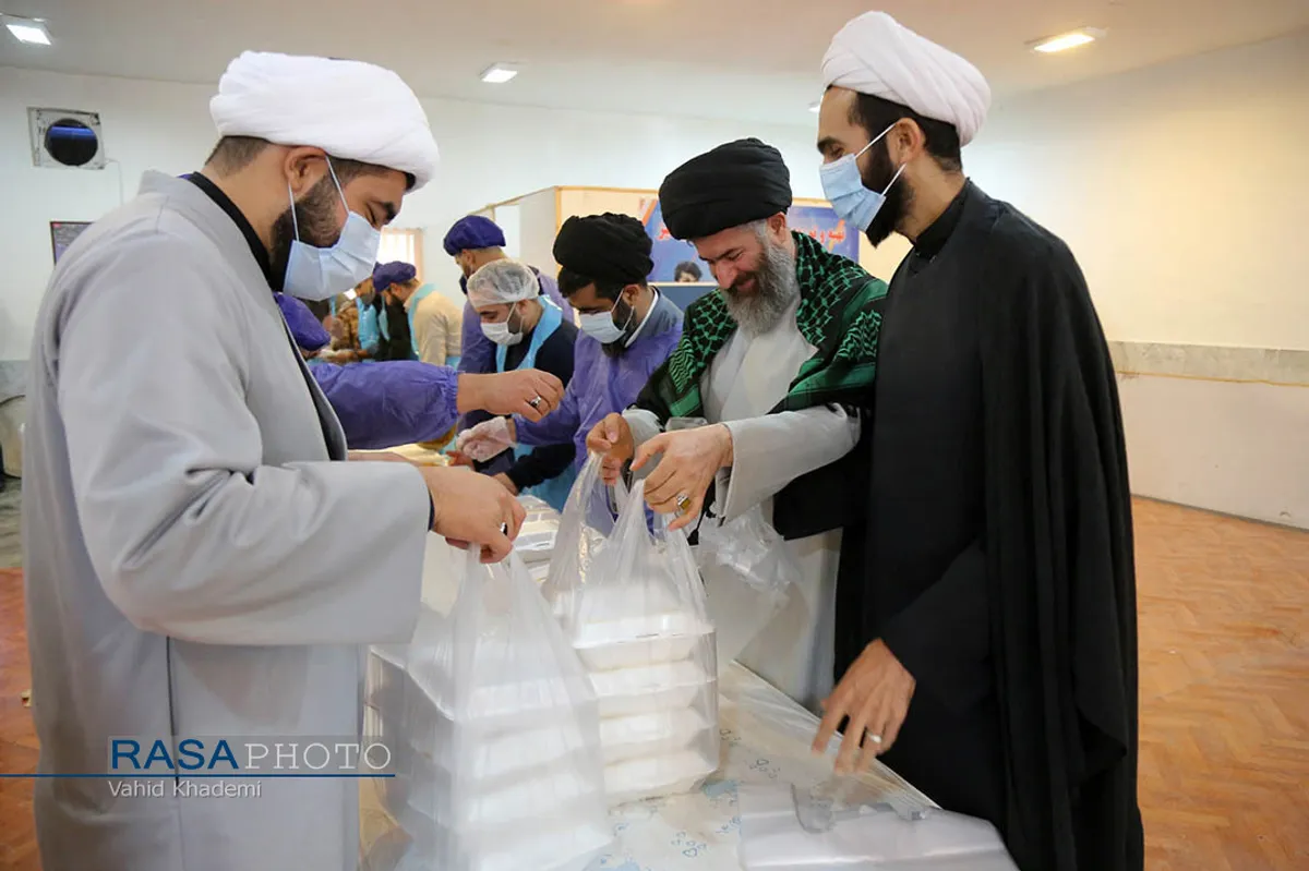 پخت ۷۲ دیگ غذای نذری به یاد حاج قاسم در بجنورد&lrm;&lrm;