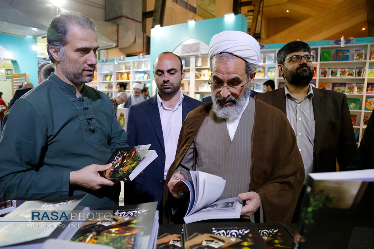 بازدید آیت الله اعرافی مدیر حوزه&zwnj;های علمیه از نمایشگاه بین المللی کتاب