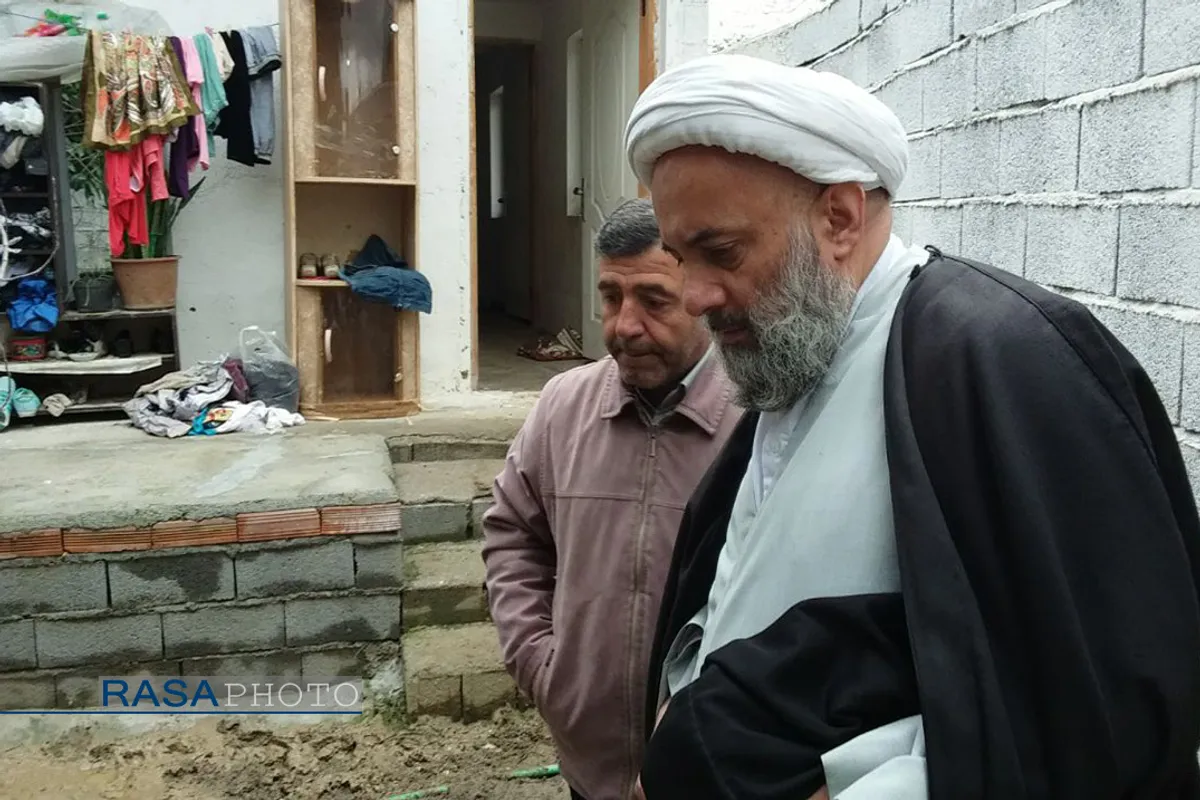 آیت الله توکل نماینده مردم مازندران در مجلس خبرگان رهبری، حجت الاسلام حسن روحانی امام جمعه بابل، حجت الاسلام شکریان رئیس سازمان تبلیغات اسلامی با حضور در مناطق سیل زده مازندران از روند امداد رسانی به سیل زدگان بازدید کردند.