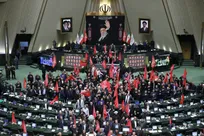 بازگشایی مجلس پس از ۴ ماه/ خیزش نمایندگان با پرچم یا لثارات الحسین