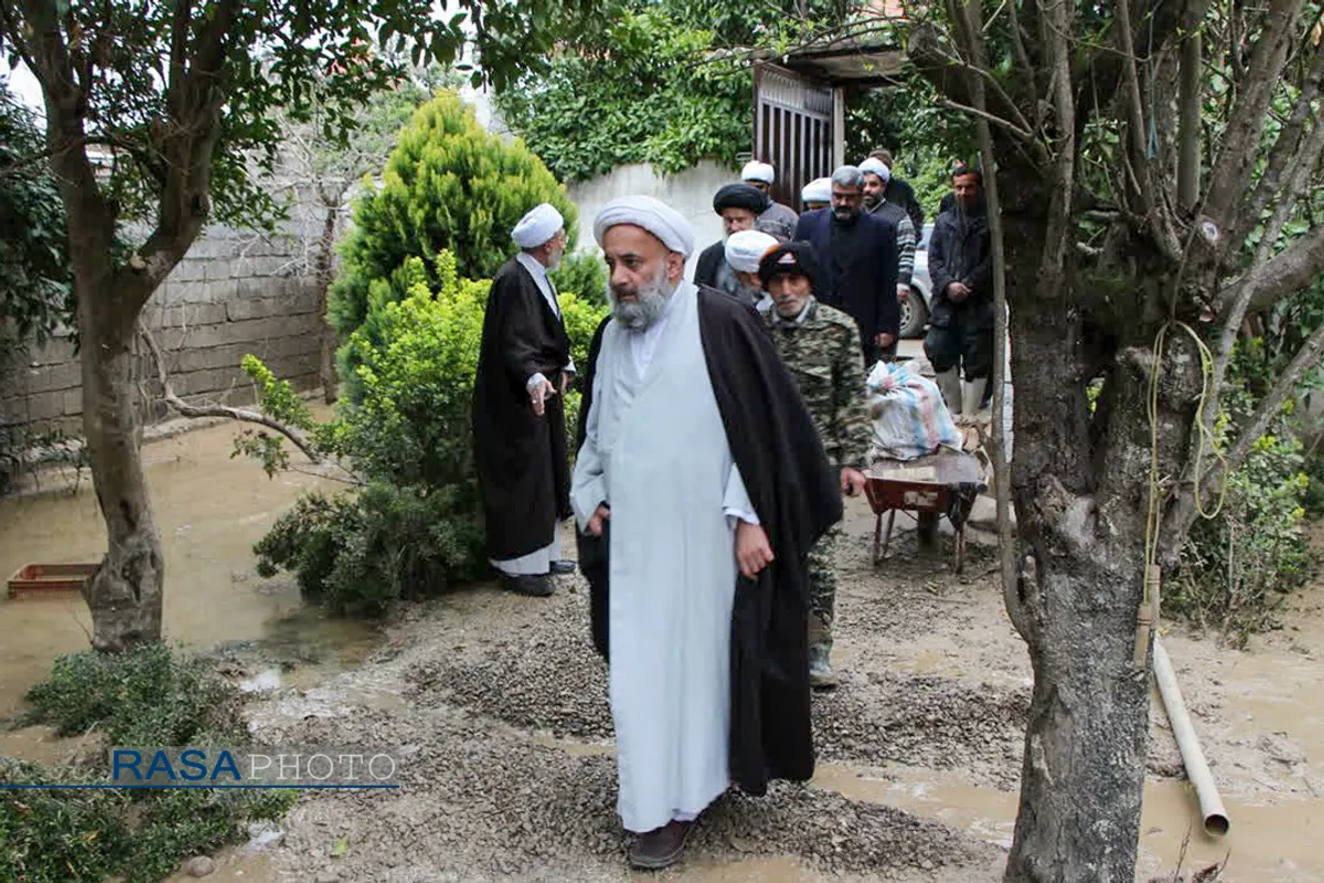 آیت الله توکل نماینده مردم مازندران در مجلس خبرگان رهبری، حجت الاسلام حسن روحانی امام جمعه بابل، حجت الاسلام شکریان رئیس سازمان تبلیغات اسلامی با حضور در مناطق سیل زده مازندران از روند امداد رسانی به سیل زدگان بازدید کردند.