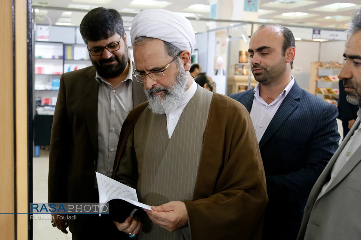 بازدید آیت الله اعرافی مدیر حوزه&zwnj;های علمیه از نمایشگاه بین المللی کتاب