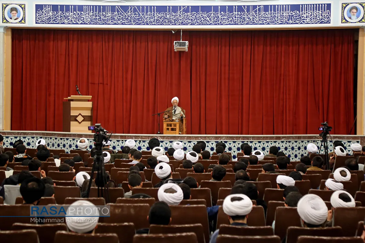 دیدار جمعی از طلاب مدارس علمیه قم با آیت الله مصباح یزدی