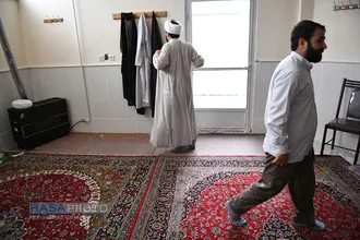 آماده سازی آشپزخانه مدرسه علمیه صدوق قم برای تهیه افطاری خانواده&zwnj;های محروم