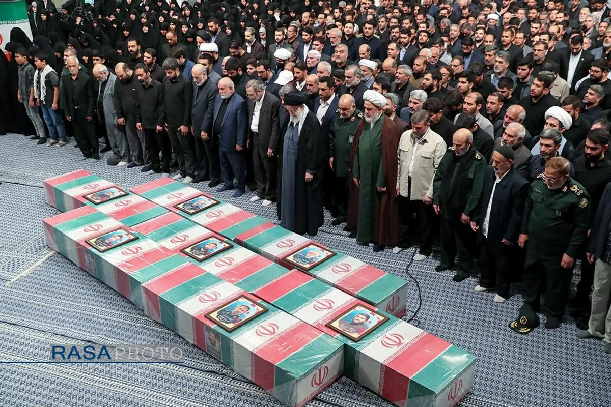اقامه نماز توسط مقام معظم رهبری بر پیکر هفت شهید راه قدس