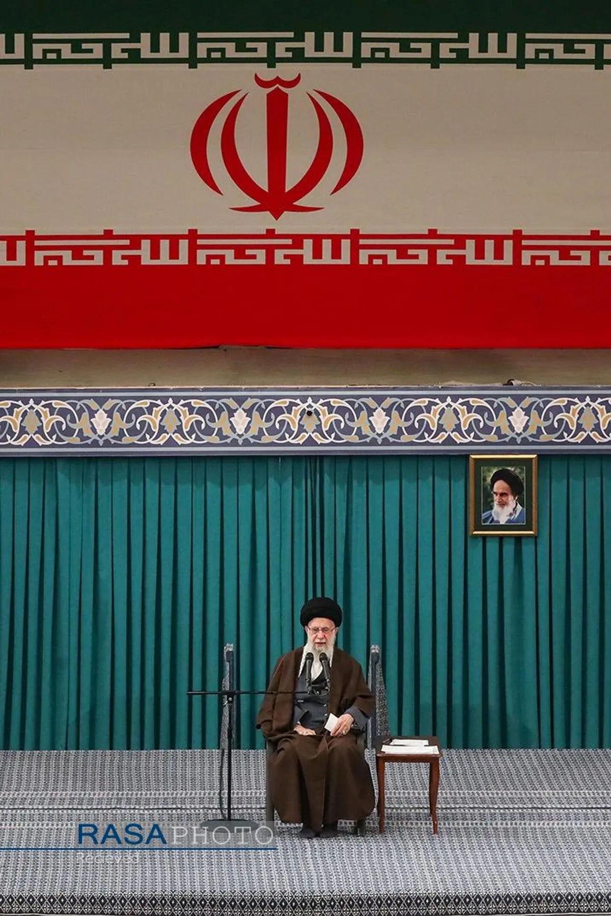 دیدار جمعی از رأی اولی&zwnj;ها و خانواده&zwnj;های شهدا با رهبر انقلاب