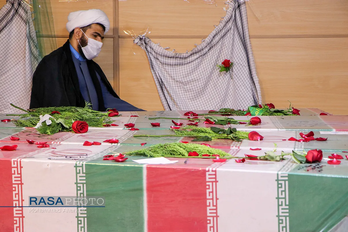 مراسم وداع جمعی از طلاب با پیکر شهدای تازه تفحص شده در اهواز&lrm;