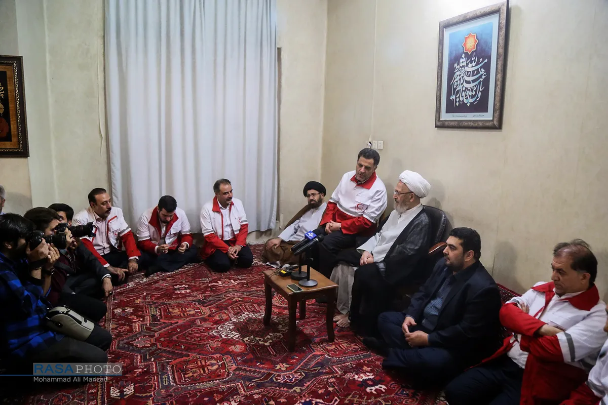 دیدار دکتر پیوندی رئیس جمعیت هلال احمر کشور با حضرت آیت الله سبحانی