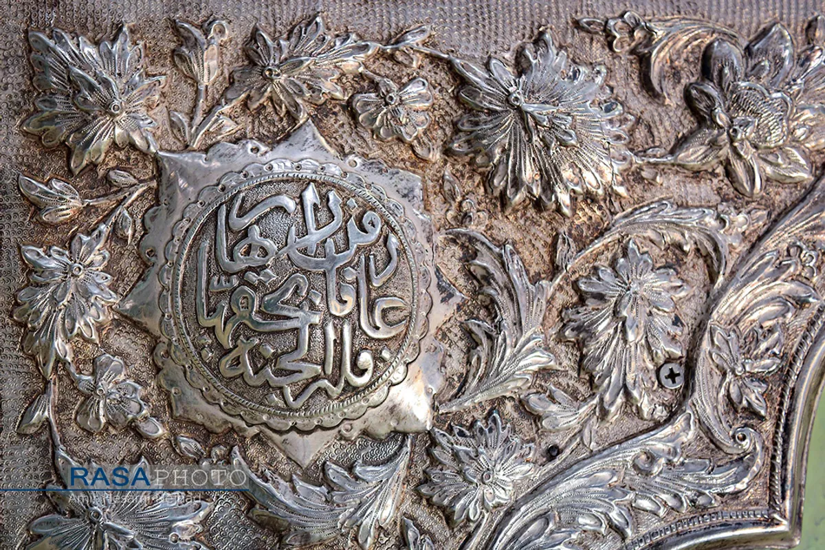 گل&zwnj;آرایی ضریح مطهر حضرت معصومه (س) در شب میلاد پیامبر اعظم (ص)