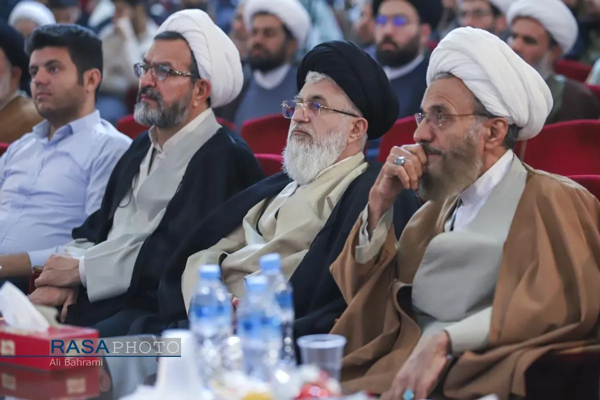 نشست صمیمی آیت الله اعرافی مدیر حوزه علمیه با اساتید و طلاب