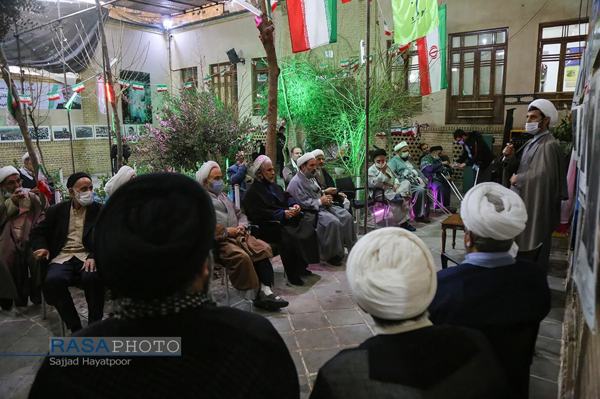 حضور تعدادی از طلاب جانباز در بیت امام راحل (ره)