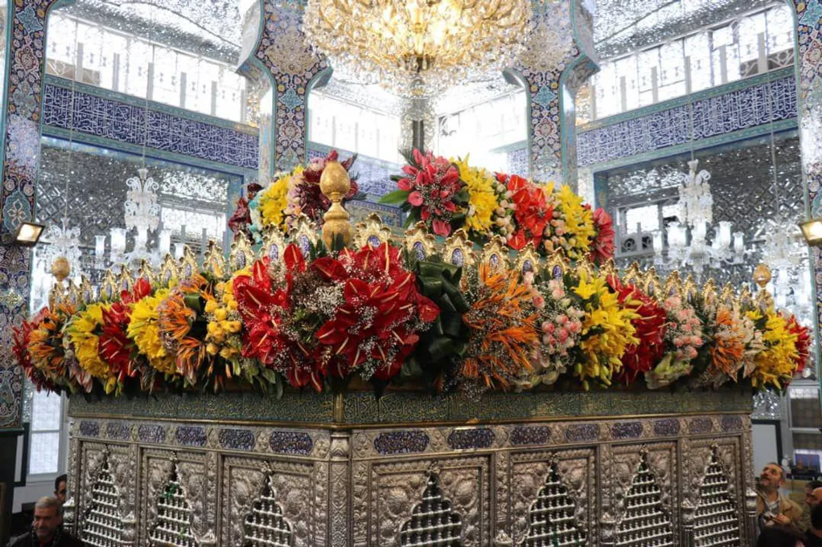 به مناسبت فرارسیدن میلاد باسعادت حضرت زینب سلام الله علیها، حرم آن حضرت با بیش از سی هزار گل اهدایی از سوی بانیان ایرانی، گل&lrm;آرایی شد.